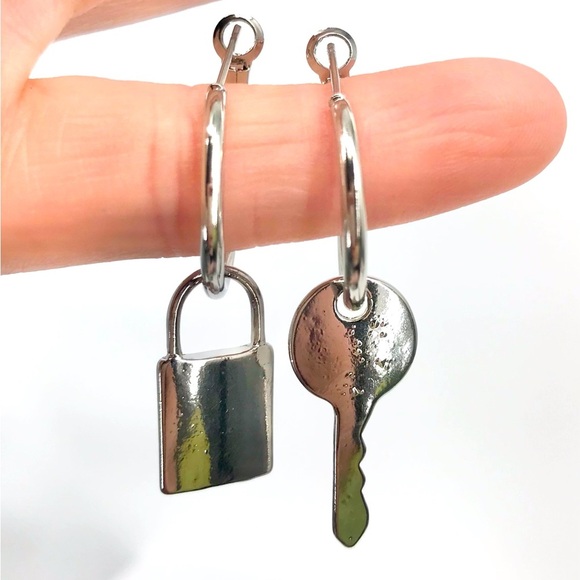 🌞10 for $15 Lock and Key Silver Dangle Hoops - Picture 1 of 4
